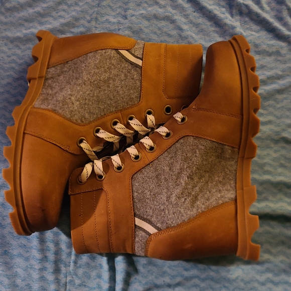 Sorel Boots - Picture 2 of 16